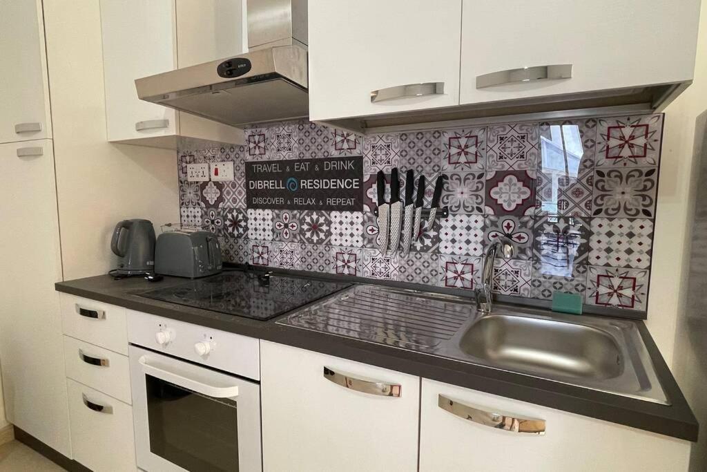 2 Bed Apt In Heart Of St Julians - 5Min From Seafront سانت جوليان المظهر الخارجي الصورة